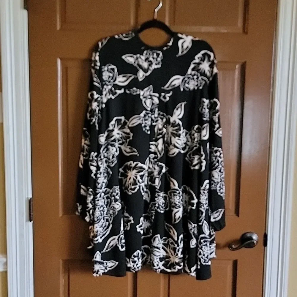Free People-blk/iv/tan long sleeved print top with band around neck. S/M. NWT.